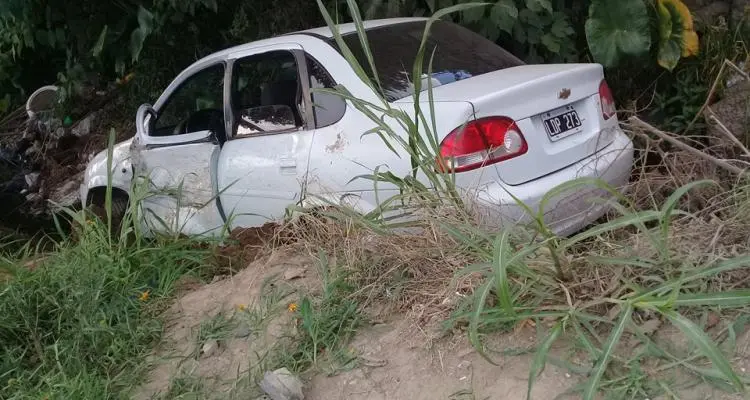 Accidente en Caseros y Depietri: Otro auto cayó a la zanja y hay un herido trasladado al Hospital