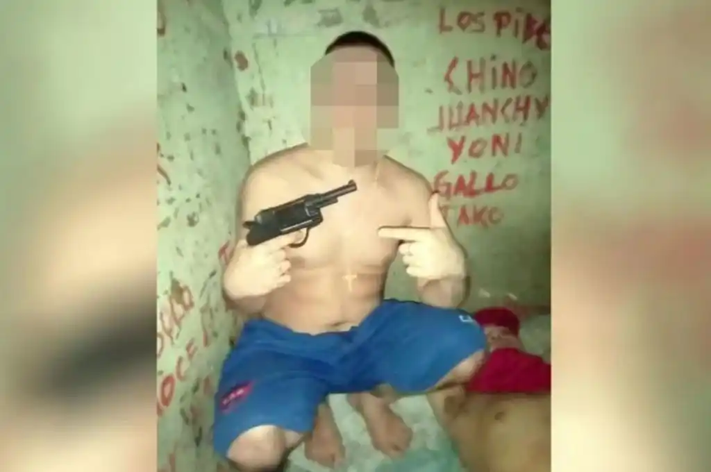 Se sacó una foto en el calabozo y la subió a las redes