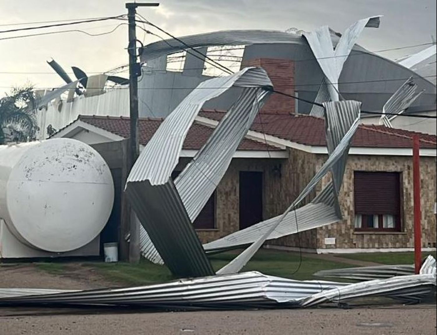 El fenómeno meteorológico ocurrió en horas de la tarde y provocó destrozos.