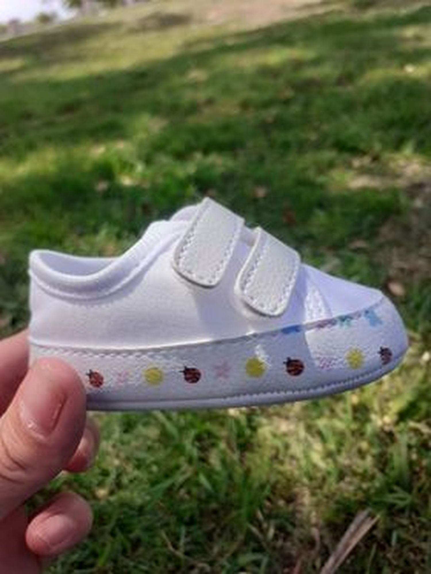 Buscan zapatillita de bebé