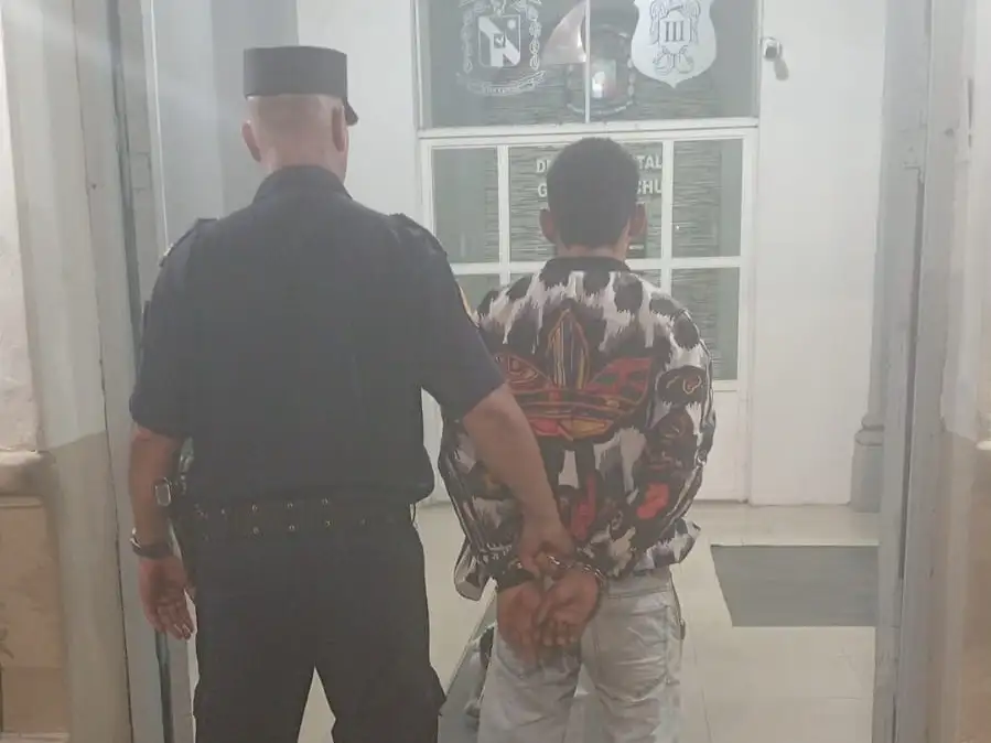 Tiene 19 años y no deja en paz a su ex novia: fue detenido por hostigarla en su trabajo