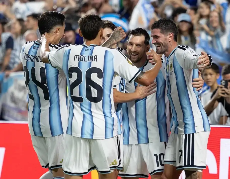 Messi brilló con un triplete y Argentina arrancó el Mundial con una sólida victoria ante Argelia