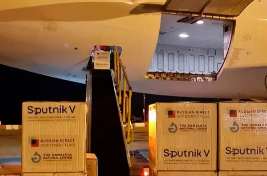 Llegó el primero de los dos vuelos que traen vacunas Sputnik V, con más de 517 mil dosis