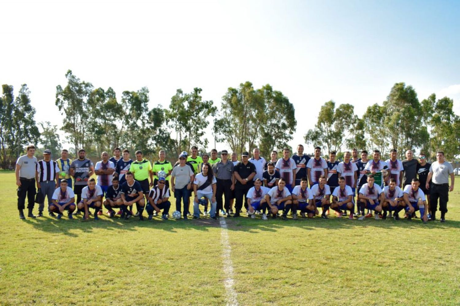 Partido solidario de fútbol entre una selección de detenidos y un club en Sierra Chica