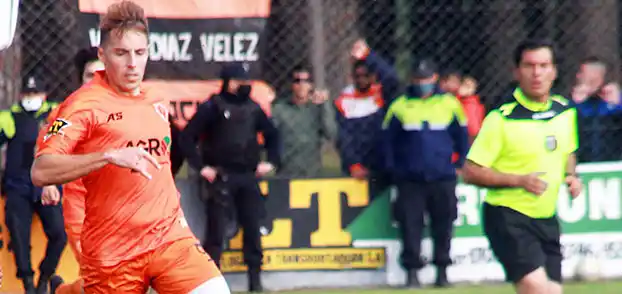 Villa Díaz Vélez ganó un partido clave en inferioridad