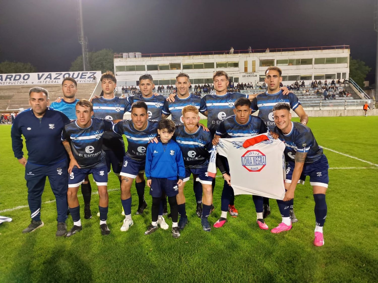 FOTO ANAHÍ HAEDO Gimnasia incluyó un homenaje a Martín Contreras, futbolista de Loma Negra recientemente fallecido.