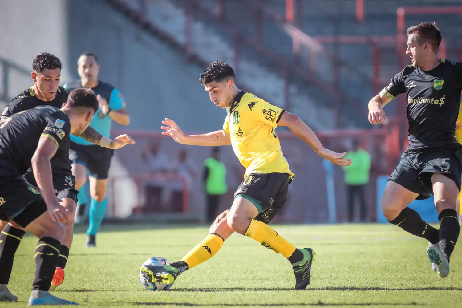 Justo Giani con el balón en sus pies