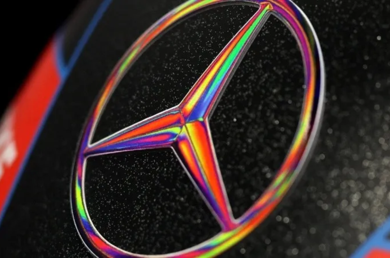 La escudería Mercedes se suma al “Mes del Orgullo” con los colores en su logo