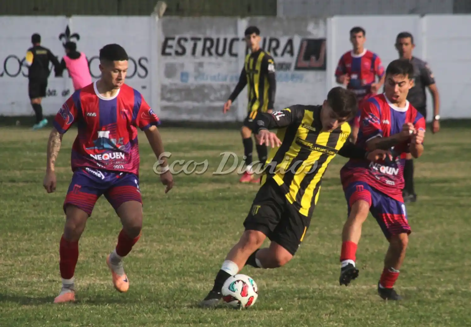 Thiago Urban con dominio de balón, ante la intensa presión de Mauricio Barrera y Micael García