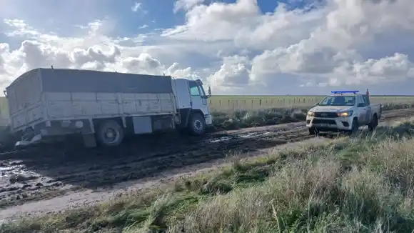 Camiones de Tres Arroyos dañaron un camino anegado y fueron infraccionados en De la Garma