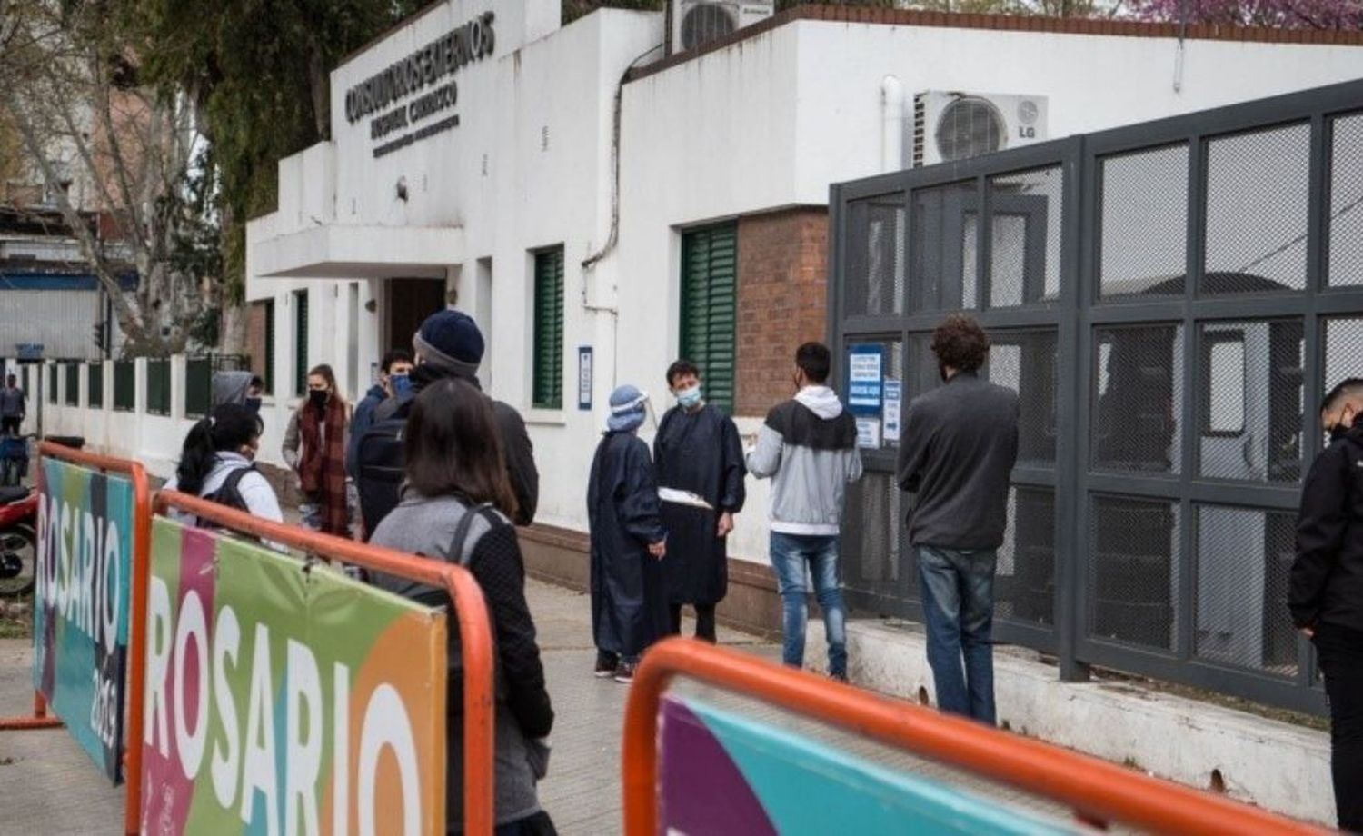 Rosario: más de cien metros de cola para un hisopado en el hospital Carrasco