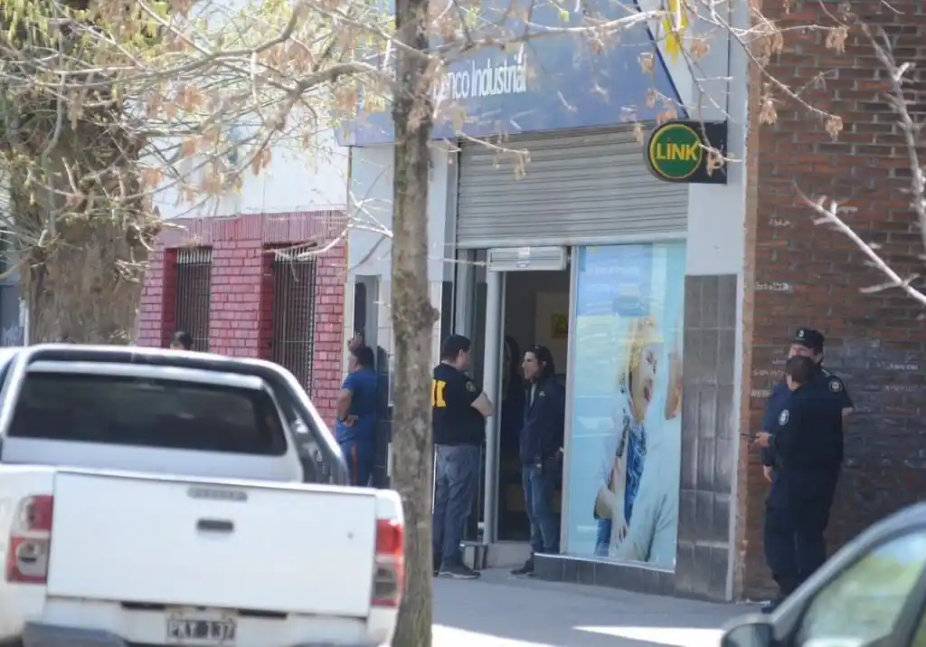 Un banco platense fue blanco de un atraco de un grupo comando