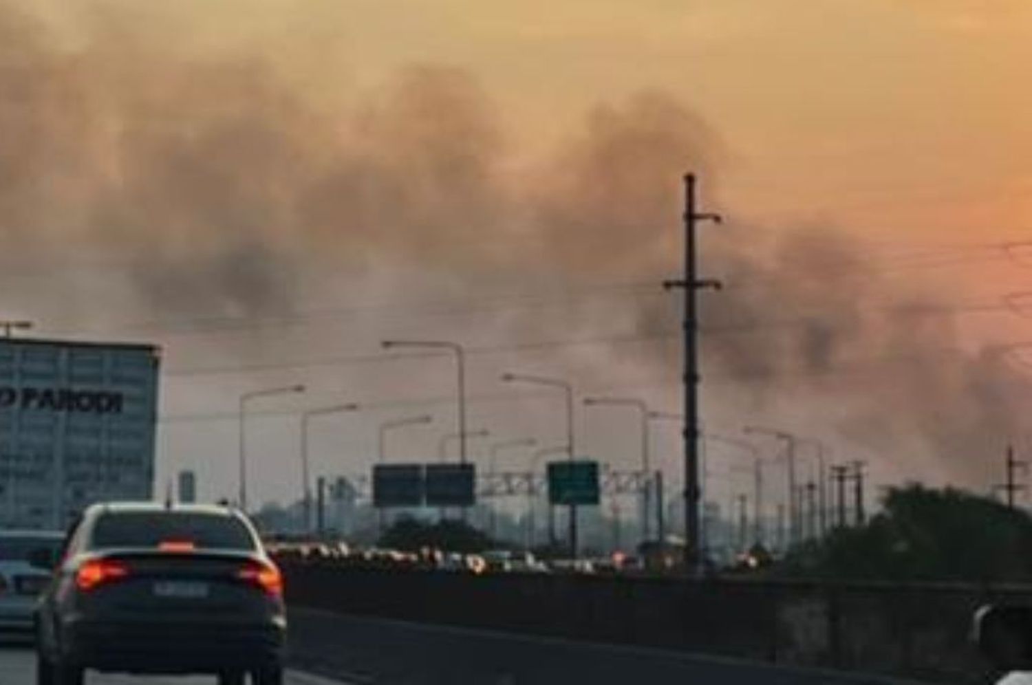 Alerta en la ruta 168: quema de pastizales cerca de barrio El Pozo