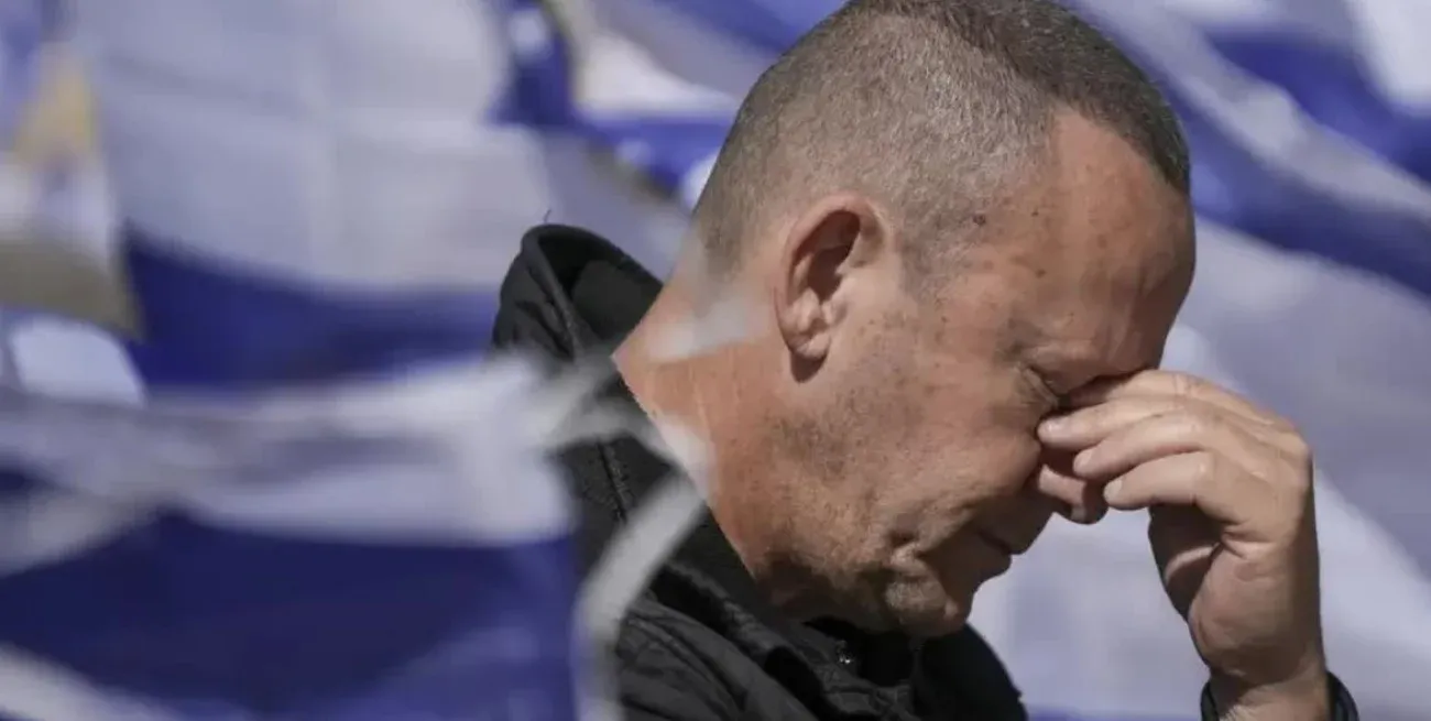 Un hombre expone su lamento en la ya conocida como Plaza de los Rehenes de Tel Aviv.