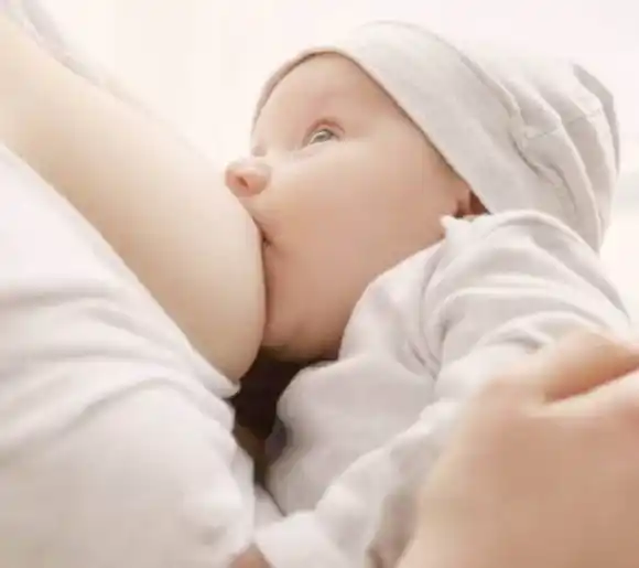 Recomiendan seguir con la lactancia materna  aunque la madre tenga COVID-19