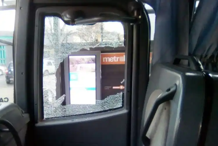 Dos micros apedreados en la autopista Santa Fe – Rosario