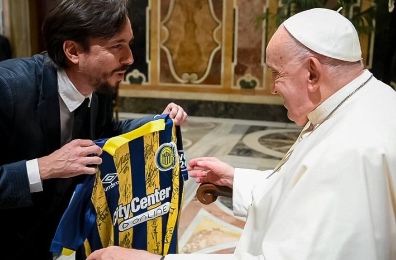 El Papa Francisco recibió una camiseta de Central en el Vaticano