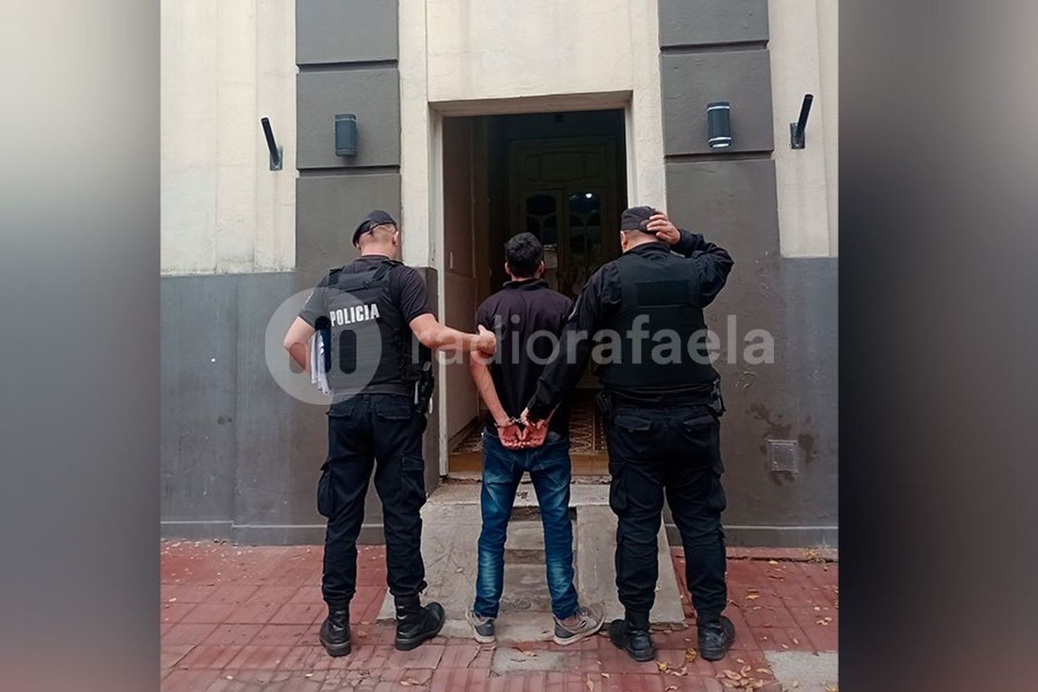 Le gustaron dos pares de zapatillas y se las robó: fue descubierto por el dueño de la casa y terminó detenido