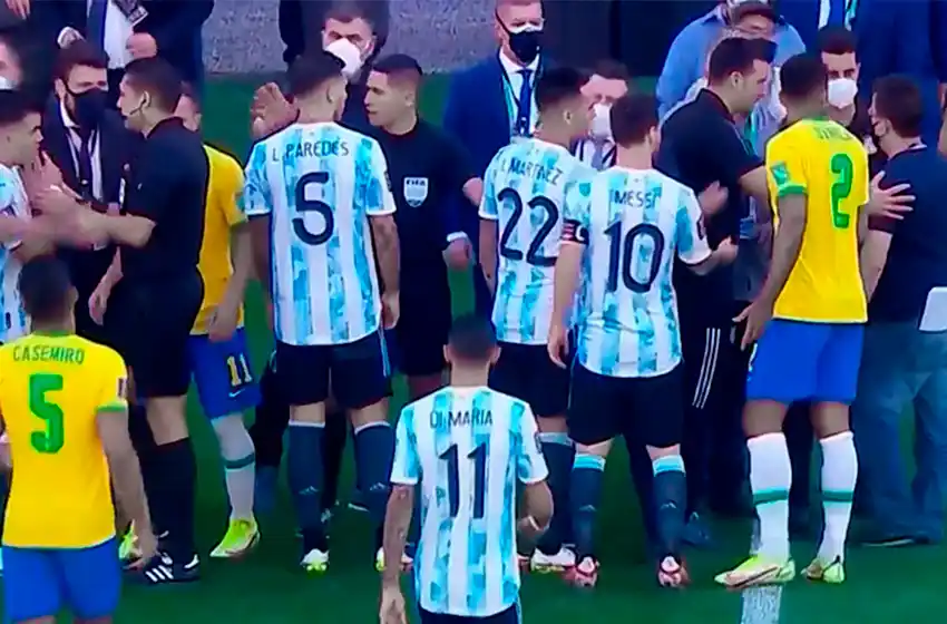 El seleccionado argentino llegó a Ezeiza después del escándalo en Brasil