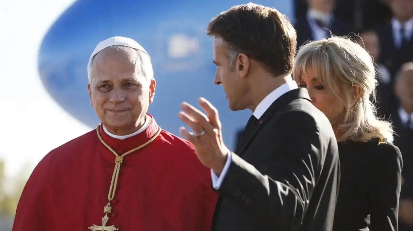 El Papa llegó a París y fue recibido por Emmanuel Macron.
