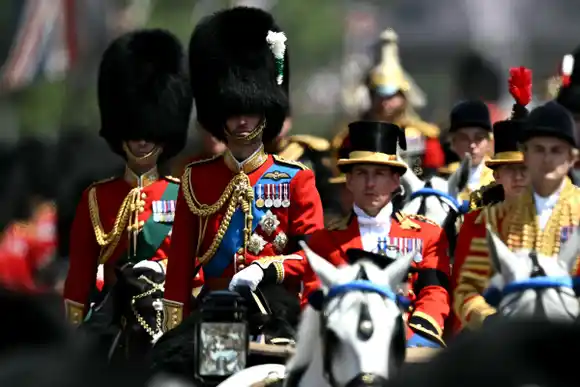 Desfile del cumpleaños de Carlos III rinde homenaje a víctimas del accidente de Air India