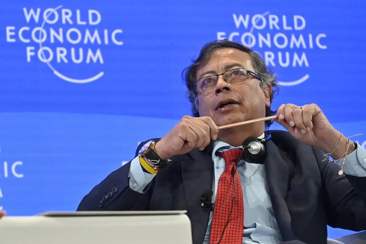 Petro contra el mundo en Davos