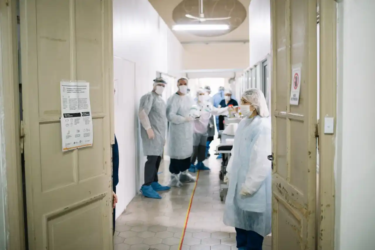 El promedio de edad de los internados graves con Covid en la ciudad es de sólo 55 años