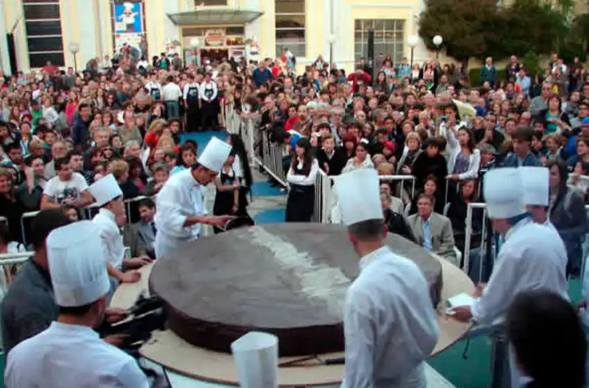 Llega el alfajor gigante al Museo Mar por los 150 años de Mar del Plata