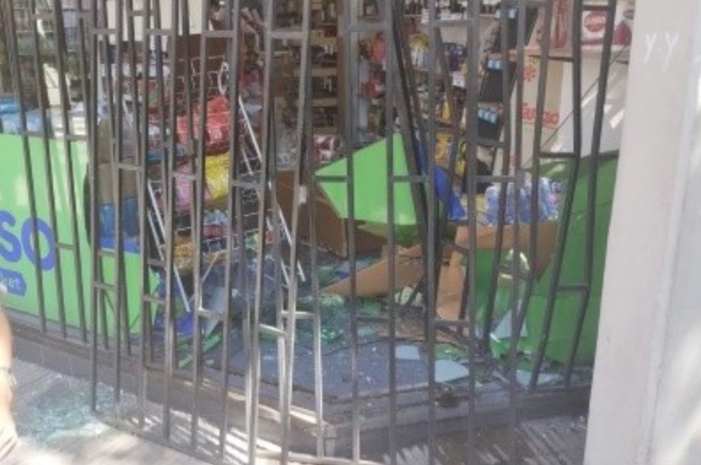 Así quedó la reja del kiosco donde impactó el vehículo
