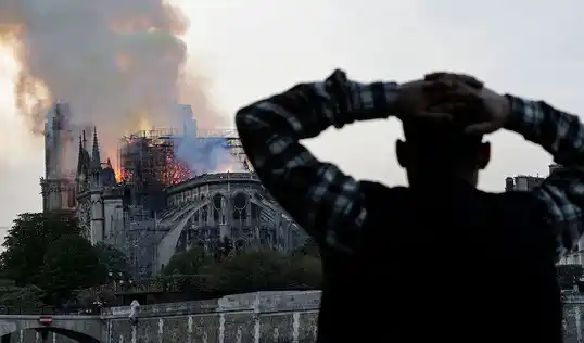 Emmanuel Macron: «Es triste ver cómo se está quemando una parte de todos los franceses»