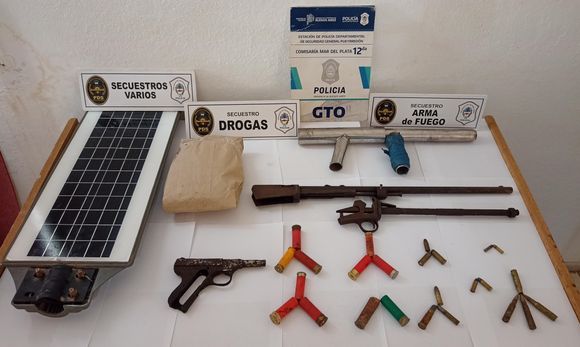 Secuestraron armas, drogas y motos robadas durante un allanamiento en Villa Gascón