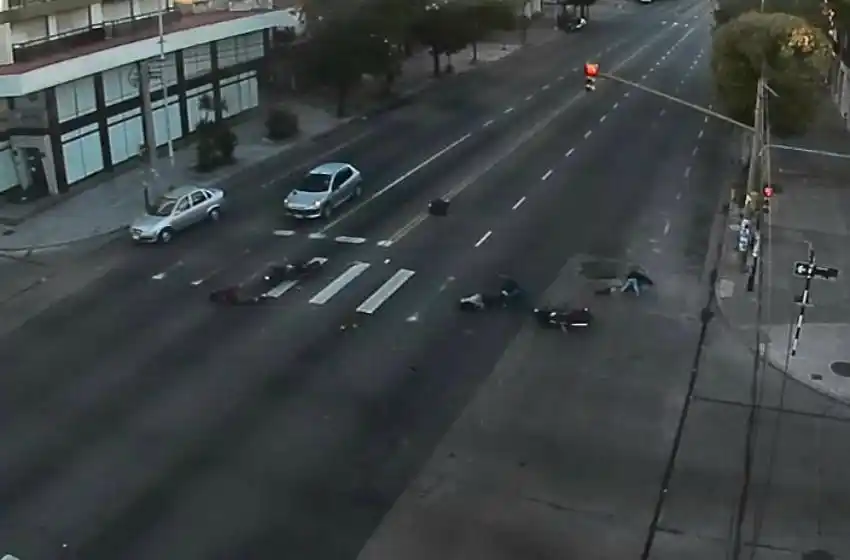 Violento choque entre motos en Independencia y Alberti dejó 5 heridos