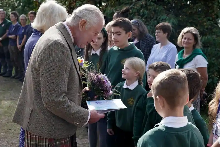 El rey Carlos III homenajeó a la reina Isabel II en el primer aniversario de su muerte