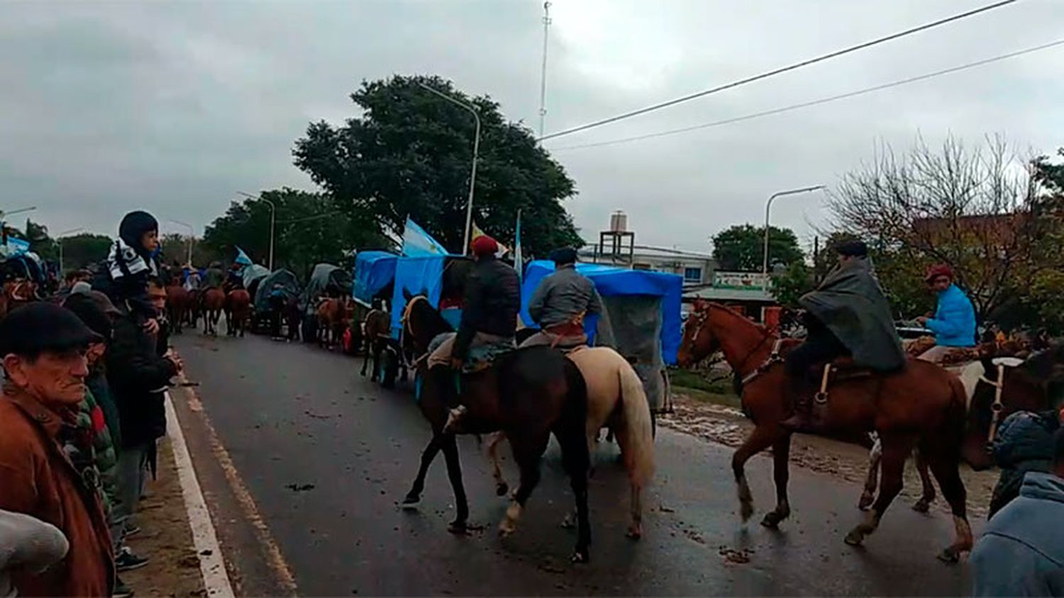 Más de 30 mil jinetes y unos 100 mil caminantes peregrinan hacia Itatí