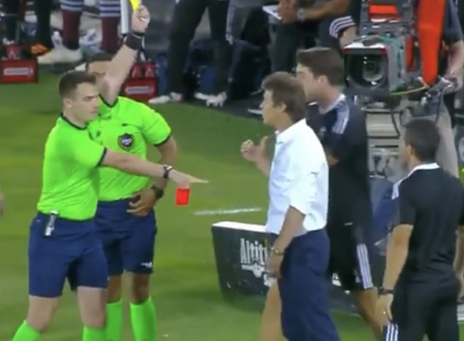 Insólito: expulsaron al traductor de Matías Almeyda por comunicar sus reclamos al árbitro