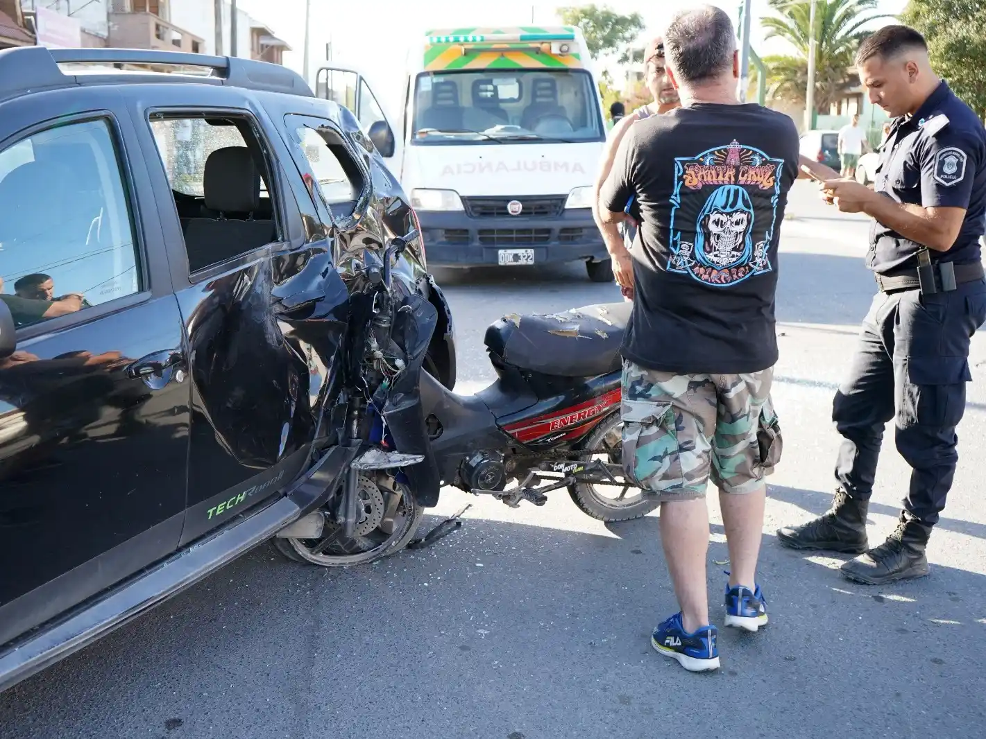 En 50 y 75, el conductor del rodado menor se incrustó contra la camioneta Renault Duster