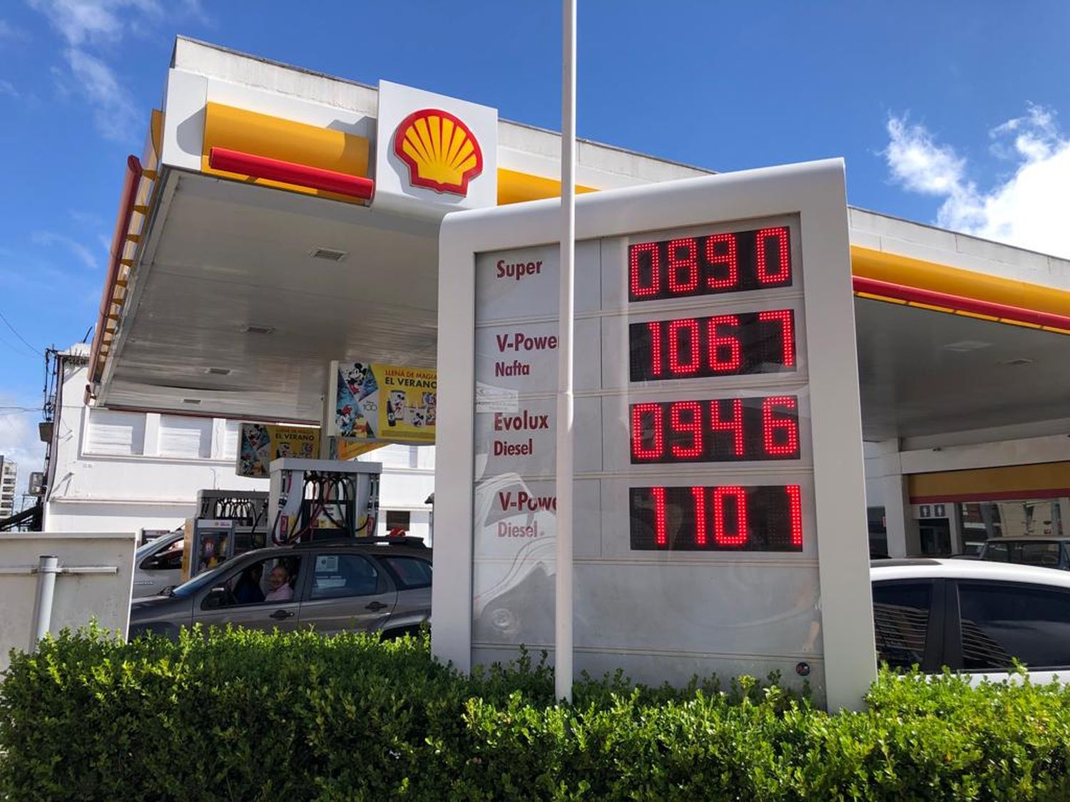 Subió el combustible, hubo largas filas en las estaciones y para muchos vecinos “esto es terrible”