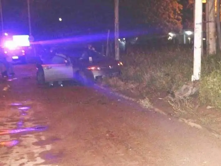 Un auto impactó contra la columna de un alumbrado
público y sus cinco ocupantes terminaron lesionados