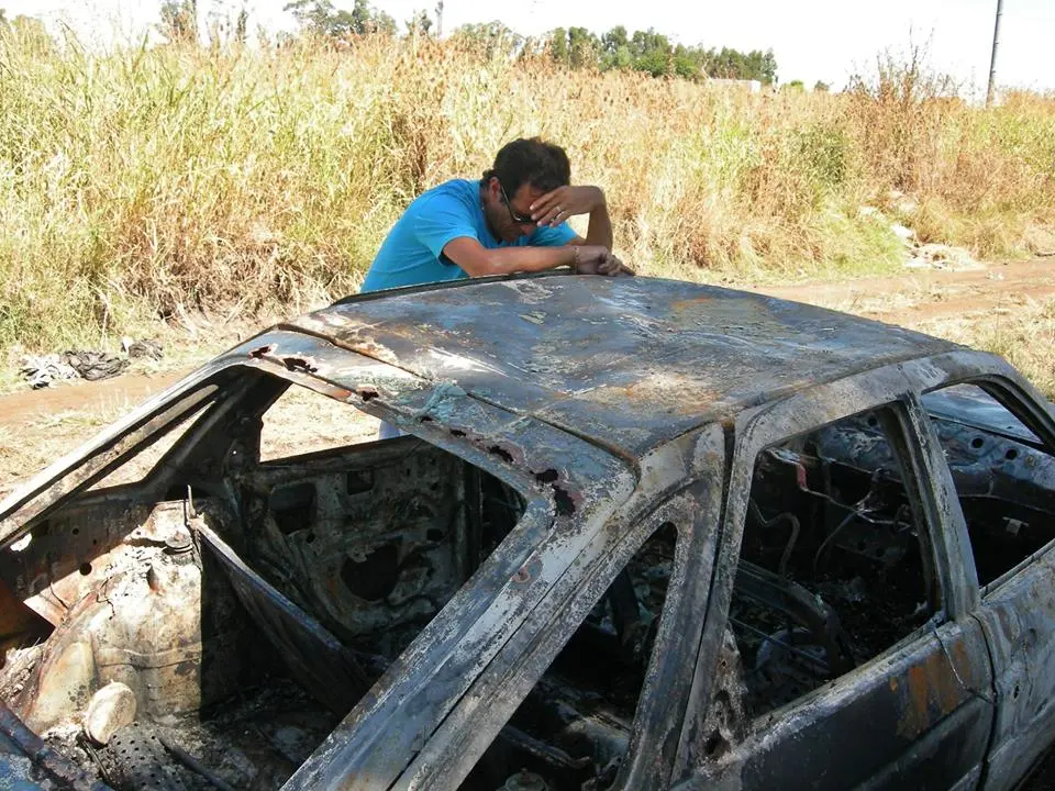 Le sustrajeron e incendiaron el auto
