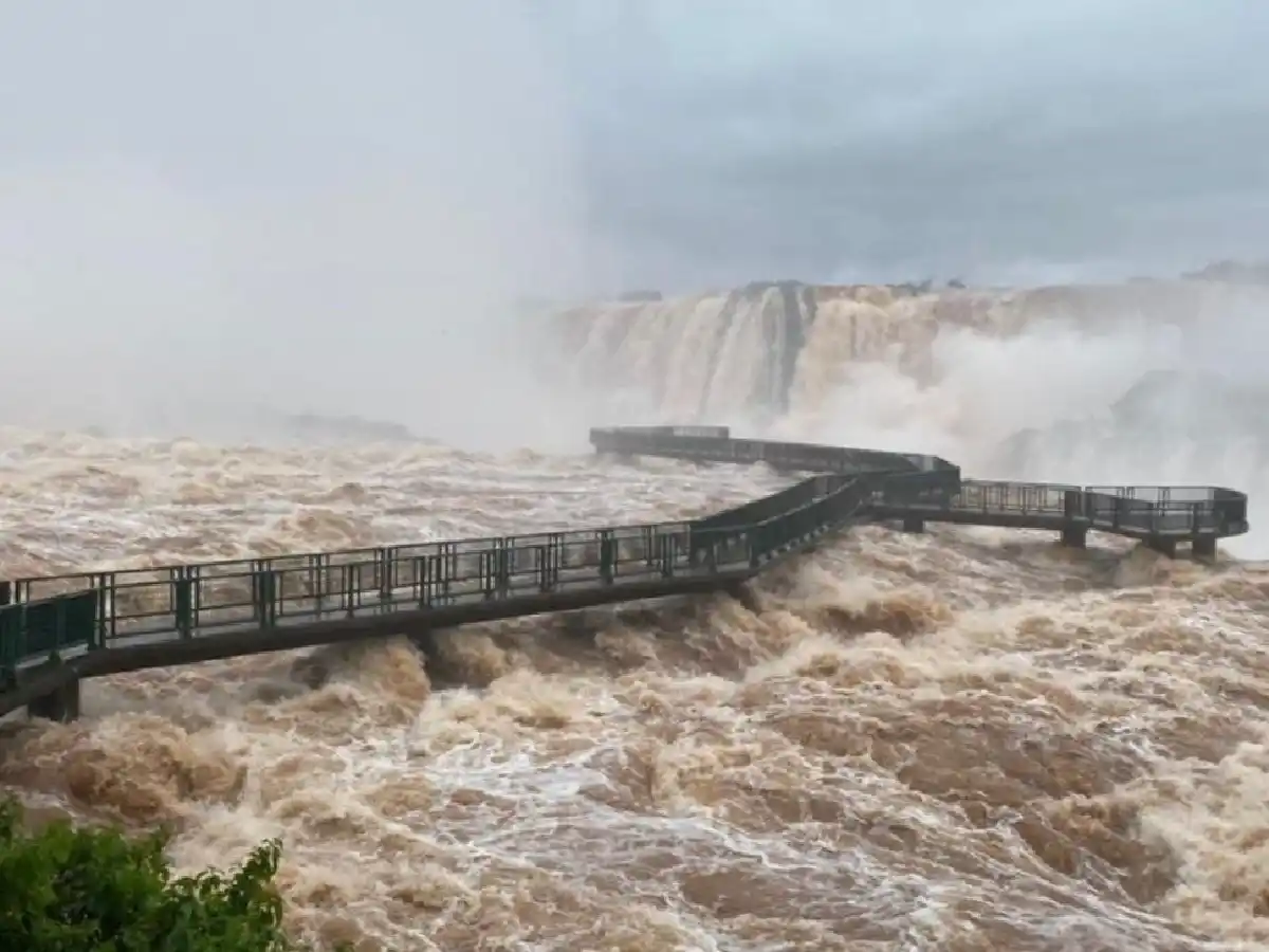 Video | La impresionante crecida que desborda las cataratas del Iguazú