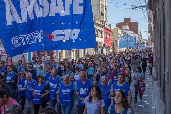 En el marco de un clima de tensión docentes se manifiestan a la espera del encuentro paritario