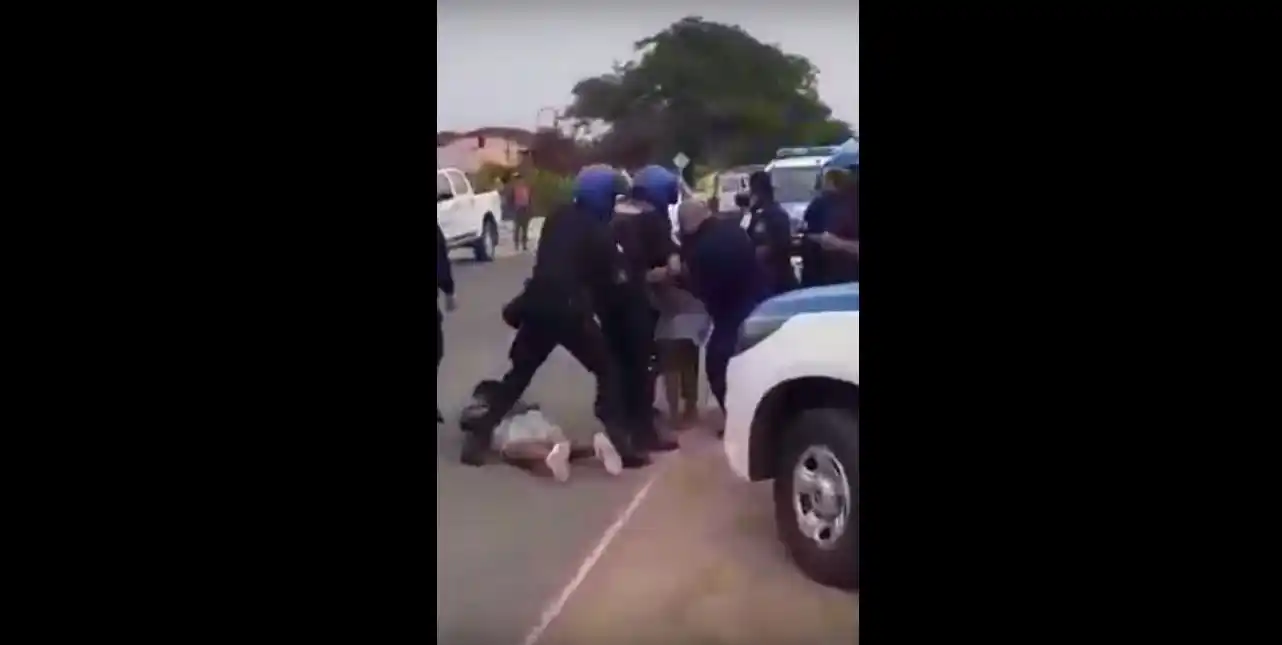 Siete detenidos por agarrarse a piñas con la policía luego de una alcoholemia positiva