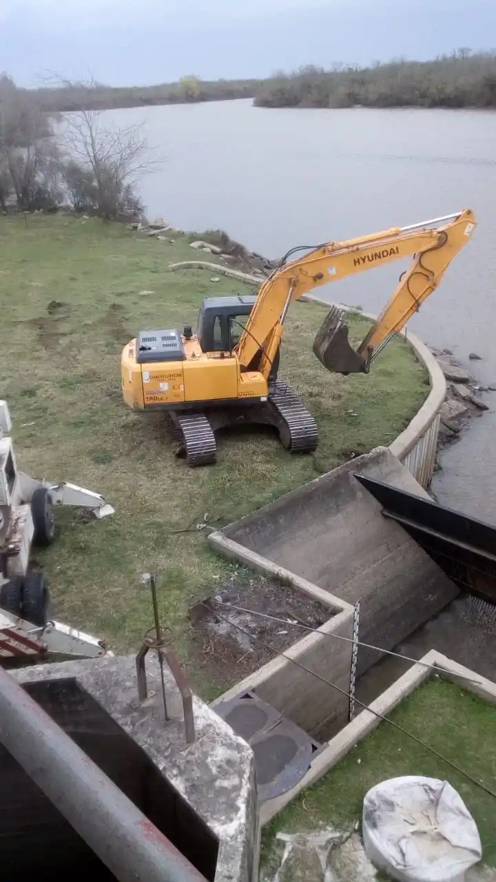 En medio de una bajante histórica, la toma de agua funciona con normalidad