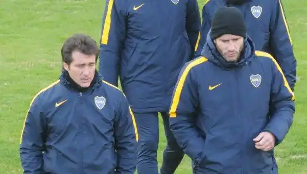 Boca pretende un defensor y un delantero por afuera