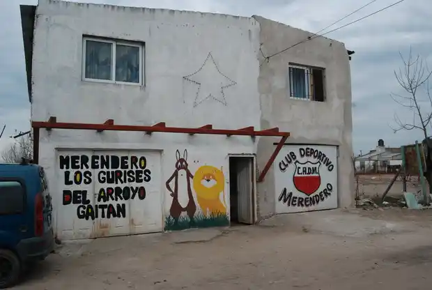 El hermano de uno de los que robó en el merendero devolvió llorando las cosas