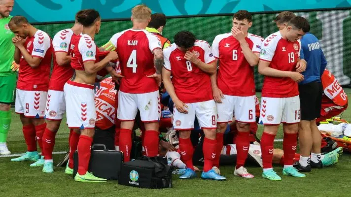 LE PRACTICARON MASAJE CARDÍACO: se desmaya un futbolista danés en pleno juego de la Eurocopa