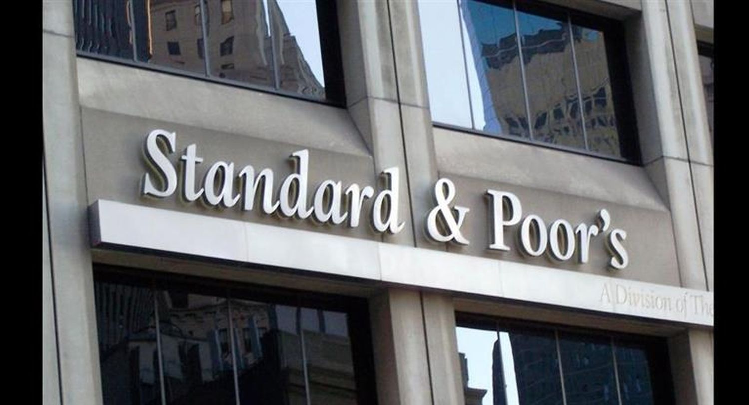 S&P redujo calificación de deuda argentina de “B+” a “B”