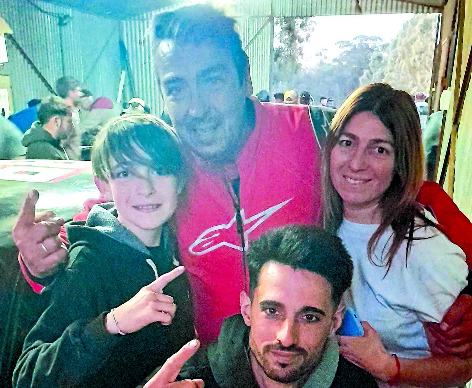 Con sus hijos y amigo. Martin Totó Romero celebró la victoria y la compartió con Juan Volapetrich
