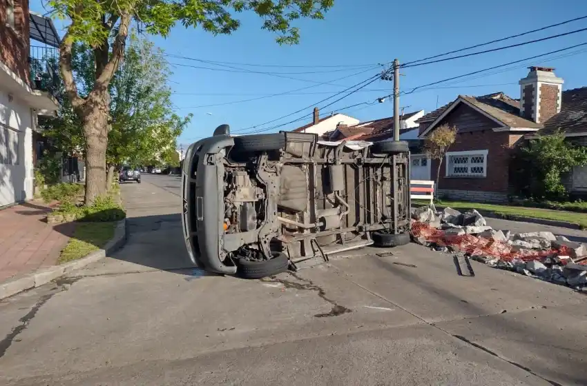 Choque y vuelco en el barrio San José