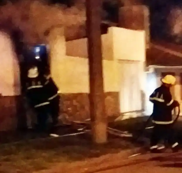 Bomberos combatieron un incendio en una vivienda